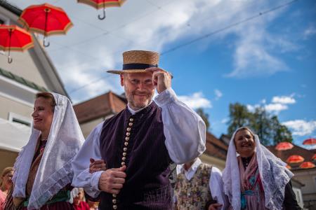 Izjemen obisk zaznamoval 50. Dneve narodnih noš in oblačilne dediščine v Kamniku (Blaž T. Muc)  (71)